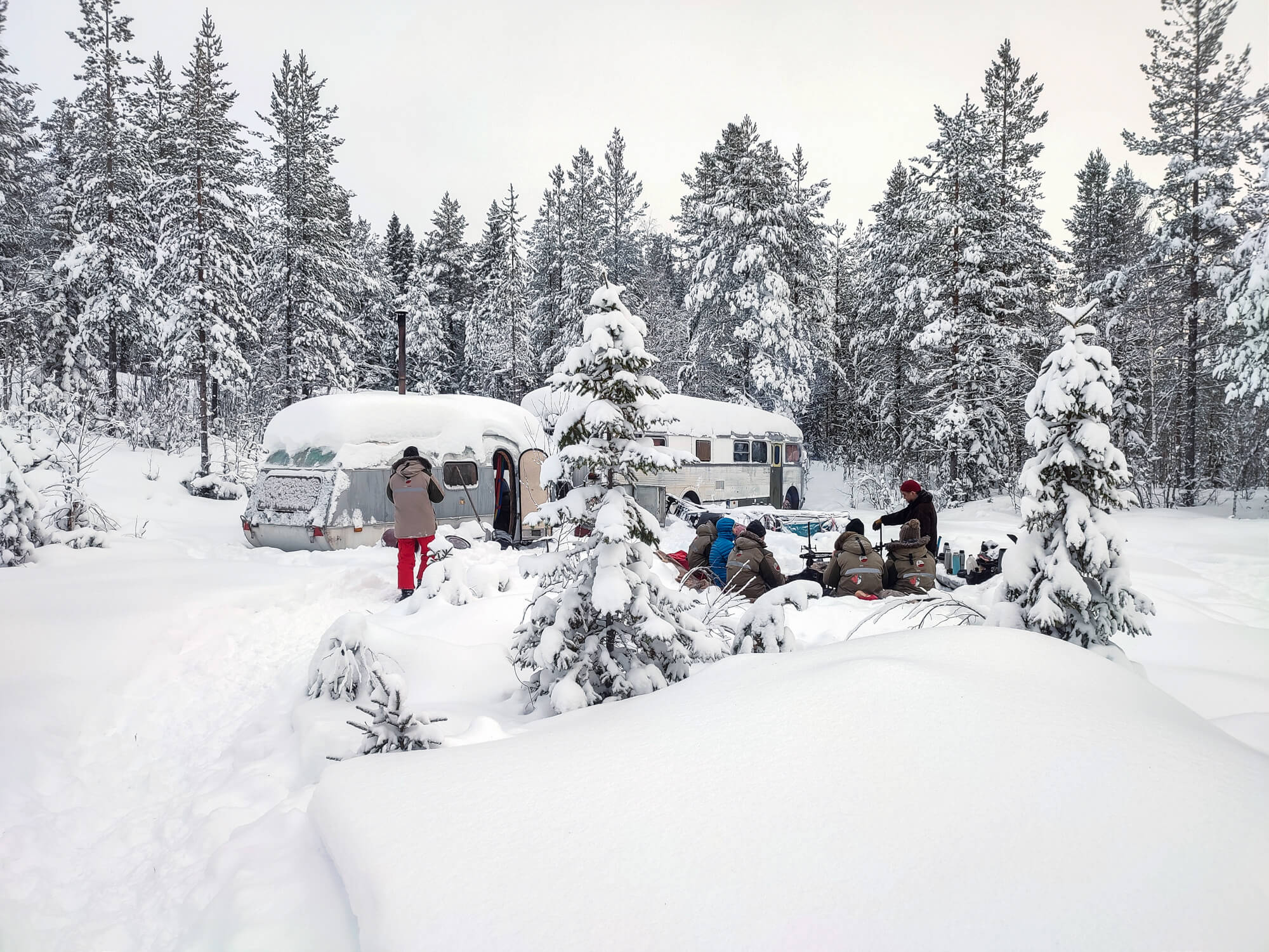 Un bus sert de campement en Laponie suédoise